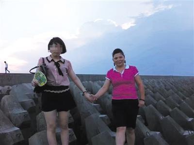 乐乐美发厅老板张九勤(右)。受访者供图