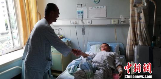 马来西亚肠癌病人为中国肝癌患者送红包打气 林泓 摄