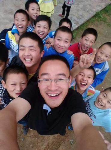 袁辉与学生在一起。采访对象供图
