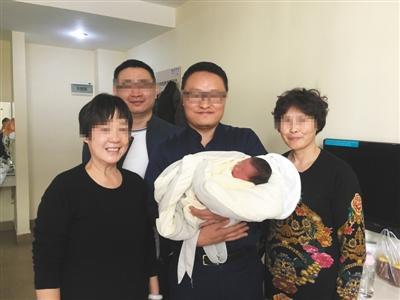 2017年12月,甜甜的奶奶、外婆与刘保君及其同事到广州看望刚出生的甜甜。受访者供图