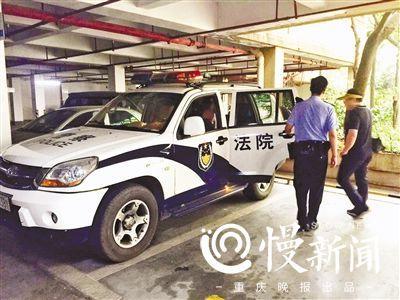 ▲林某被法警带上警车