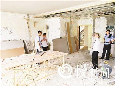 ▲执行法官向物业工作人员了解情况