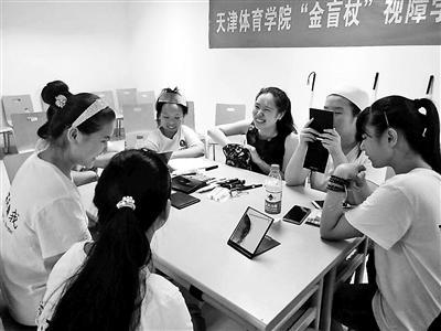 肖佳在给学生上课