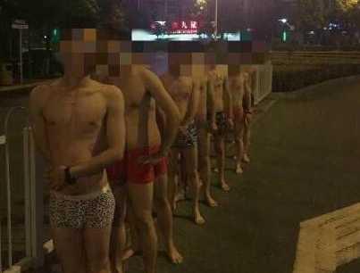 长沙一理发店被曝惩罚员工 街头
