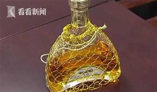 嘉嘉回忆:“他烧菜,辣子鸡,我们辣得嗓子疼,他还吃得下。”