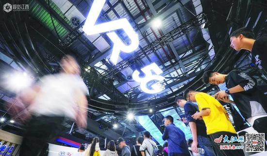 10月20日，许多市民排队等候体验 徐铮/摄