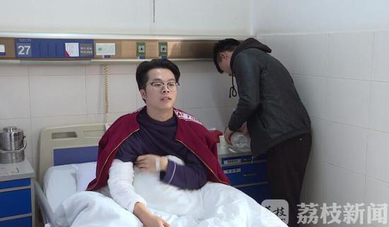 咔嚓!小伙扳手腕居然扳断了臂骨