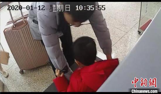 男子将儿子放上传送带。警方供图