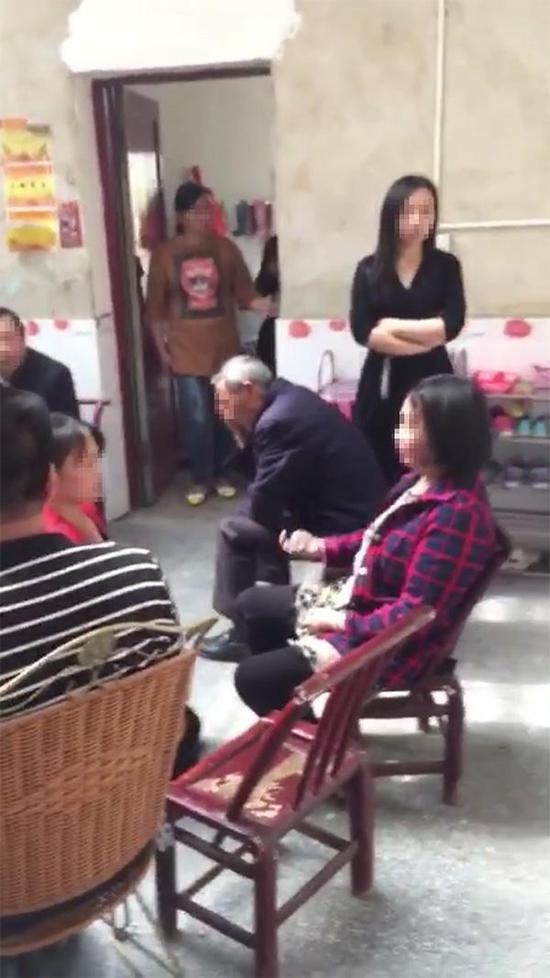 陈某分别给公婆下跪道歉截图。 知情者 供图