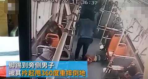 随后,车上的乘客间情况不妙立即将其拉开,并对男子进行了指责。