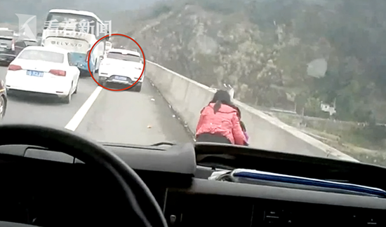 高速开车扔出足球违法吗,高速开车扔出足球违法吗