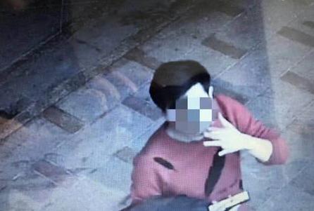 陈某得手后将外套脱下盖住偷到的钱包