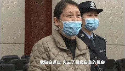 一审首次开庭时,劳荣枝在法庭进行自我辩护