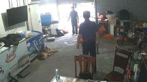 图说:小偷冒充店主与顾客谈起了生意 来源/警方供图(下同)