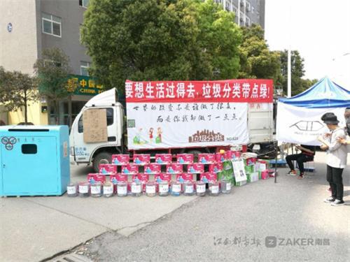 南昌一群大学生自制60个垃圾回收箱 花费10万元