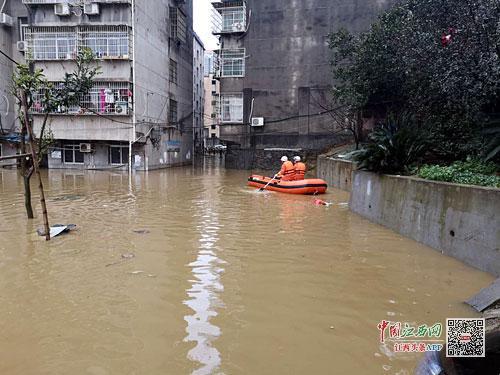 新建区消防救援大队解救因大雨被困的长寿安村居民