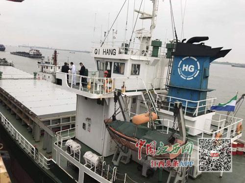 南昌海关隶属九江海关采取水运运输工具“查检合一”模?#33050;?#21592;登临检查,快速完成了外籍货轮验放。通?#23545;?方 倩摄