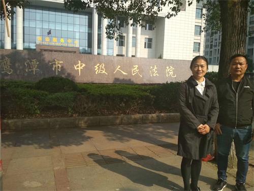 “江西鹦鹉案”当事人邱国荣日前已被取保候审,图为其辩护人郑晓静(左)与邱国荣(右)。受访者供图