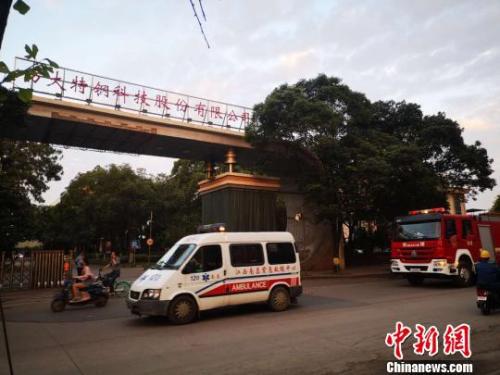 5月29日16时30分许,位于江西省南昌市青山湖区的方大特钢公司炼铁分厂2号高炉煤气管道发生燃烧爆炸。 王剑摄