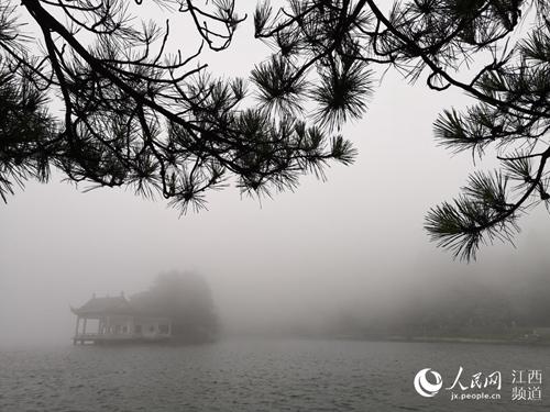 受台风影响，赣东北降温，庐山的迎来降温降雨，温度仅有20.2℃。