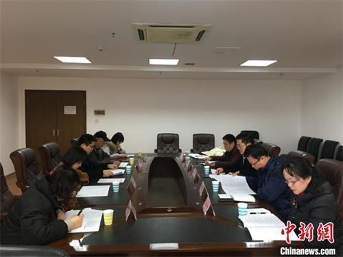 1月21日,江西省市场监管局召开提醒告诫会,要求该省各经营者加强价格自律,自觉维护口罩、消毒水等相关商品市场价格秩序。江西省市场监管局供图