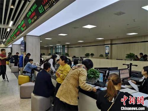 2019年11月14日,群众在江西省上饶市政务服务中心社保窗口办事。中新社记者王剑摄(资料图)