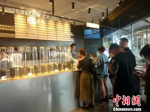 喜茶北京三里屯店内,顾客正在付费点单。中新网记者 李金磊 摄