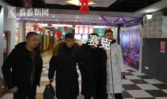 目前,梁某某已被依法刑事拘留,案件仍在进一步办理之中。