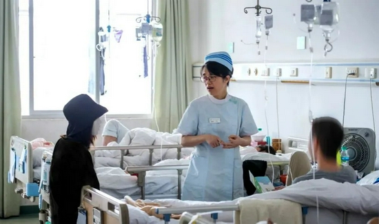 胡敏华与病人家属沟通(来源:南昌市第九医院)