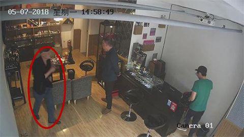 图说:一名男子偷偷做了一个手势。警方供图