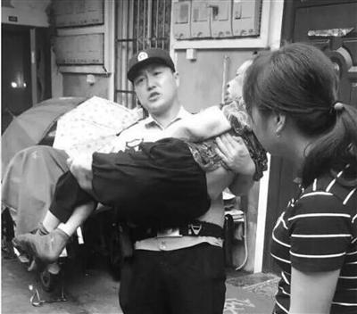 民警抱起老人紧急送医。