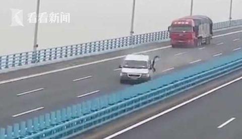 随后车辆重心失控，在跨海大桥上来了一个360度大旋转。