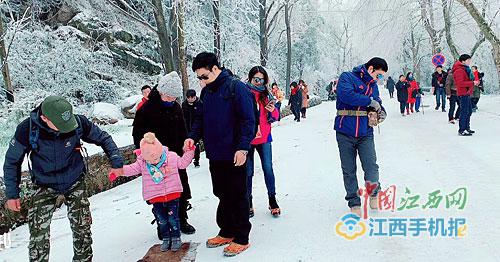 雪后的庐山街头，游人如织。