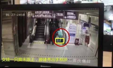 视频监控显示,事情发生前后不到一分钟。