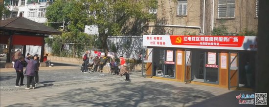 便民广场上志愿者免费为老人量血压