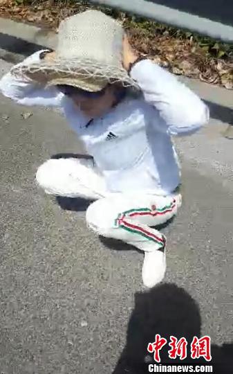 图为“豪车女”高速公路拦车“借钱” 被河北警方抓获。警方提供