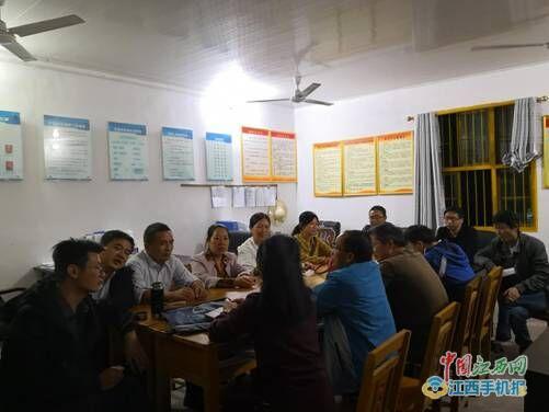 图为邓小梅与帮扶干部开讨论会