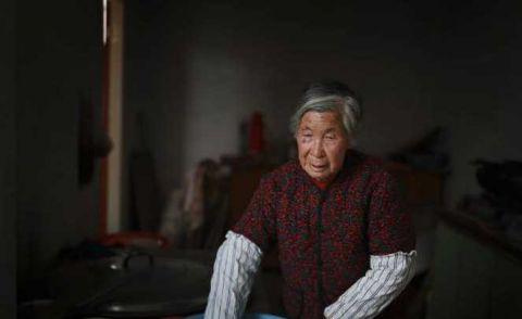 孙梅珍给婆婆洗脸,盆里放上点热水。