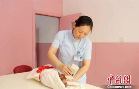 图为工作中的王亚丽。禹州市第二人民医院供图