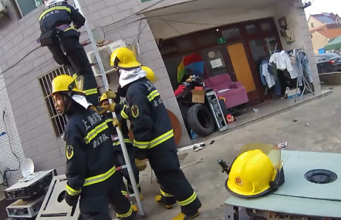 图说:金山消防支队增援金山警方供图