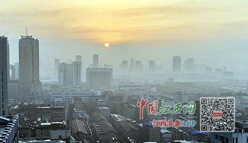 4日早晨,一片浓雾笼罩南昌,红彤彤的朝阳冉冉升起。