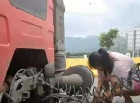 女子用手掐住半挂车的气管 丈夫却玩命的开车