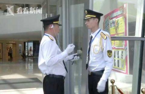 让我们为认真工作的小哥点个赞，只要认真努力，在平凡的岗位上也能发光。