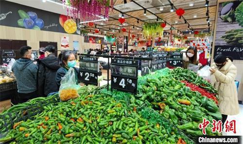 1月27日，江西省新余市一家大型超市内，生活必需品供应充足。（资料图）　赵春亮 摄