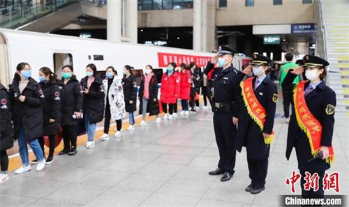 2月13日,南昌站铁路工作人员、公安民警向江西省援助湖北医疗队队员敬礼。 任偲睿 摄