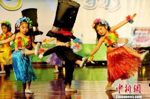 资料图:孩子们在进行儿童节表演。卓忠伟 摄