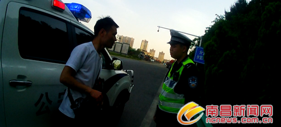 男子搭“顺风车”被司机“扔”在了高速公路上