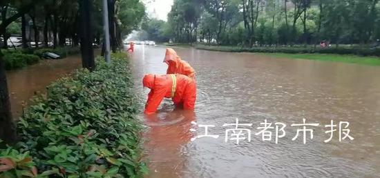 南昌市红谷滩新区岭口路积水