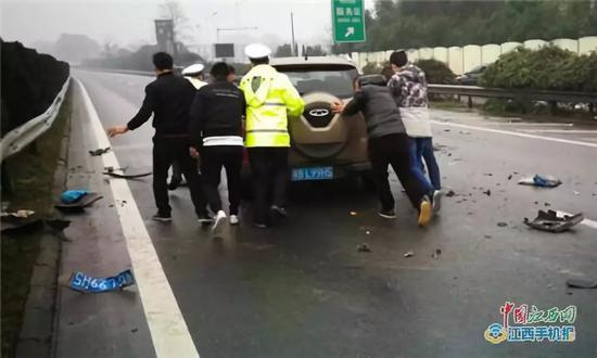 警民合力将车辆推至应急车道