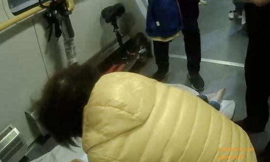 随后大伙赶紧解开了孩子的衣服,为孩子降温,然后喂水、扎针。